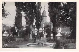 Delcampe - 22 - LAMBALLE : Le Jardin Public Et L'Eglise - CPSM Photo Noir Blanc Format CPA - Côtes D'Armor - Lamballe