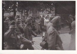 AK Foto Deutsche Soldaten Beim Flanieren In Einer Stadt - 2. WK (50150) - Guerre 1939-45