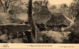VILLAGE DAHOMEEN DANS LES ROCHERS - Dahomey