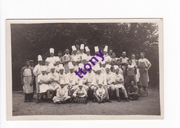 Cpa  :  Une Photo Carte  Un Groupe De Cuisinier Et Serveur  Saison 1929 - Réceptions