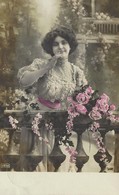 Jeune  Femme Sur Un Balcon Avec Des Roses - Mujeres