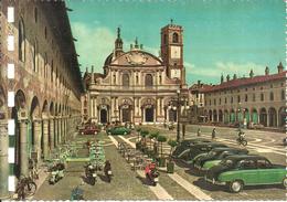 Vigevano (Pavia) Piazza Ducale, Facciata Duomo, Bar, Moto Lambretta E Vespa, Taxis D'Epoca Verdi E Neri, Old Taxi - Vigevano