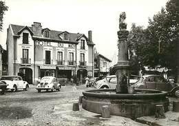 Grd For- Ref Z964- Cantal - Arpajon Sur Cere - Place De La Fontaine - Hotel Du Midi - Plan Voitures - Automobile   - - Arpajon Sur Cere
