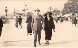 06 - ALPES MARITIMES - NICE - 10046 - Promenade Des Anglais - Couple Promeneur - Mars 1924 - Places, Squares