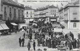 SABLE ( 72 ) - Un Jour De Marché , Place De L'Hôtel De Ville - Mercati