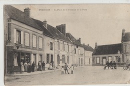 Dixmont  89  La Place De La Fontaine  Tres Tres Animée  Devant Epicerie Et La Poste - Dixmont