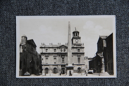 Delcampe - ARLES - Place De L’hôtel De Ville Et Obélisque Romain - Arles