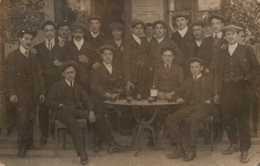 Groupe De Personnes Au Café Michat à Identifier 1913 - Serre, Delhomme, Blazac, Chabanel, Hugon, Mayet... - To Identify