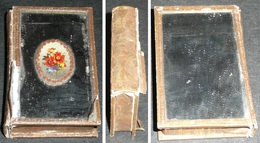 Rare Ancienne Boite Miroir De Poche Carton Et Miroir Décor Médaillon Fleurs, Forme De Livre - Toebehoren