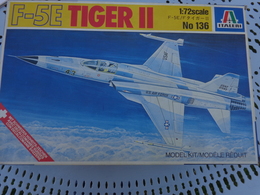 Maquette Avion Militaire--en Plastique-1/72.- Italeri Ref  136 TIGER II  F-5 E - Aerei