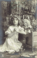 Joyeux Noel Beau Plan Jolie Fillette Aux Crolles Anglaises Poupée Tete Porcelaine Sapin Little Girls Christmas 1911 - Portraits