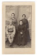 CPA 2934 - MILITARIA - Carte Photo Militaire - Soldat N° 10 Sur Le Col & 3 Femmes - Characters