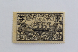 NOUVELLE-CALEDONIE 1924 Y&T No 129 SURCHARGE 25C SUR 5F NOIR SUR JAUNE NEUF* MH TTB... - Neufs