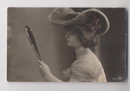 Belle Femme Au Miroir - JOLI CHAPEAU - FEMME AU CHAPEAU - Hat Lady - Edition DLG - Mirror - Femmes