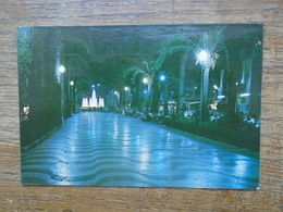 Espagne , Alicante , Vista Nocturna De La Fuente De La Plaza Del Mar Y Explanada De Espana - Alicante