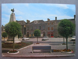 CP 61 Orne  ATHIS DE L'ORNE - Place De La Mairie Avec Le Monument Aux Morts Le COQ GAULOIS En Haut - Voiture Citroen - Athis De L'Orne