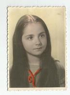 Girl With Long Hair Pose For Photo   D410-347 - Anonyme Personen