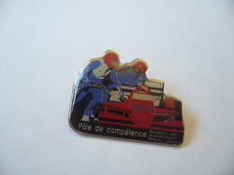 PIN'S PINS PIN PIN’s ピンバッジ   POLE DE COMPÉTENCE THÈME SPORT AUTOMOBILES FORMULES 1 - Automovilismo - F1