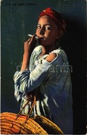 ** T2 Le Petit Porteur. Lehnert & Landrock Phot. Tunis / Tunisian Folklore, Porter Girl Smoking A Cigarette - Unclassified