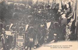 91-DOURDAN- FESTIVAL DU 1 JUILLET 1906, LE DEFILE RUE DE CHARTRES - Dourdan