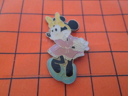 115A Pin's Pins / Beau Et Rare / THEME : DISNEY / MINNIE EN ROBE ROSE - Disney