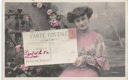 Thème: Carte Postale:      Jeune Femme Présentant Une Grande Carte   (Voir Scan) - Andere & Zonder Classificatie