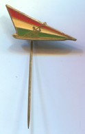 ROWING CANOE KAYAK - HUNGARY FEDERATION, VINTAGE PIN, BADGE, ABZEICHEN - Canottaggio