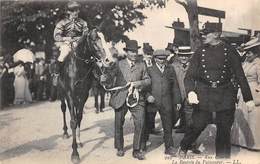 Delcampe - Sport.   Hippisme :      Paris 75  Aux Courses. La Rentrée Du Vainqueur       (voir Scan) - Reitsport
