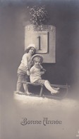 Sports D'hiver . 2 Enfants Sur LUGE Devant Page De Calendrier "1" + Bouquet De Gui  "Bonne Année " - Sports D'hiver