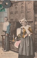 29 - Carte Postale Ancienne De Bretagne  AUTOUR DU  LIT CLOS   Timidement Chacun Se Déshabille Dans Son Coin - Personen