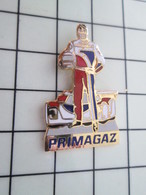 115A Pin's Pins / Beau Et Rare / THEME :SPORTS / AUTOMOBILE ENDURANCE VOITURE ET PILOTE PRIMAGAZ - Automobile - F1