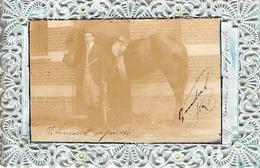 Sport.   Hippisme :     Un Jockey Et Son Cheval . A Localiser  Signée En Anglais  Carte Photo   (voir Scan) - Hípica