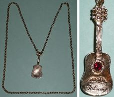 A VOIR Bijou Pendentif & Chaine En Métal Doré, Guitare Avec Strass Rouge JOHNNY Hallyday ? - Pendants