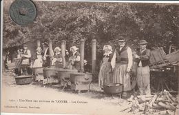 56 - Carte Postale Ancienne En Bretagne  Une Noce Aux Environs De Vannes   Les Cuisines - Personaggi