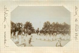 METZ  - Revue, Soldats Allemands En Marche, 16 Août 1892 (photo Format 11,4cm X 7,8 Cm Environ). - Plaatsen