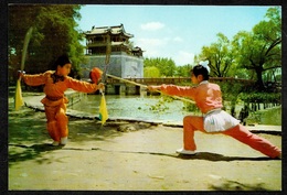 CPM Chine CHINA Arts Martiaux - Two Broadswords Against Spear  - Deux Sabres Contre Lance ** Sport - Martiaux