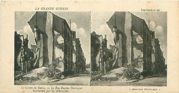 LA GRANDE GUERRE - LE CRIME DE REIMS - LA RUE EUGÈNE DESLEUQUE BOMBARDÉE PAR LES ALLEMANDS - Cartes Stéréoscopiques