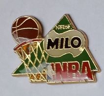 A221 Pin's USA BASKET  MILO NESTLE NBA Achat Immédiat - Basketball