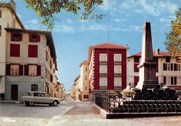 HASPARREN - Place De Verdun - Automobile - Monument Aux Morts - Hasparren