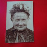 CARTE PHOTO FEMME AVEC CHAPEAU FOLKLORIQUE - Personnages