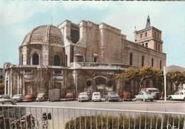 ALES  -   La Cathédrale   Nombreuses Voitures Des Années 50/60     CPM Dentelée Carte Rare. - Alès