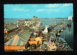 RARE - Etats Unis - Le Salon International Du Voilier De NEWPORT - Très Animé - Beau Voilier Dans Le Port - Newport