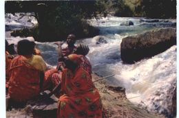 CARTE POSTALE DU BURUNDI - CONFIDENCE PRES DE LA CASCADE - Burundi