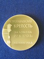 TABLE MEDAL " PETER-PAVEL'S FORTRESS" - Monedas / De Necesidad