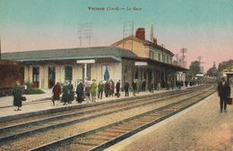 CARTE POSTALE ORIGINALE ANCIENNE COULEUR  : VERNON  LA GARE ANIMEE EURE (27) - Gares - Sans Trains