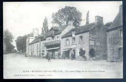 Cpa Du 22 St Nicolas Du Pelem Un Des Côtés De La Grande Place   AVR20-149 - Saint-Nicolas-du-Pélem