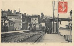 CARTE POSTALE ORIGINALE ANCIENNE : OULLINS INTERIEUR DE LA GARE PERSONNEL EN ATTENTE TRAIN ANONCE ANIMEE  RHONE (69) - Stations Without Trains