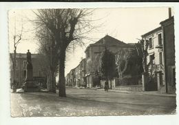 42 . SAINT GERMAIN LAVAL . PLACE DE LA GENETINE .   MONUMENT  AUX MORTS . LA PHARMACIE ( Humiditee Bas Carte ) - Saint Germain Laval