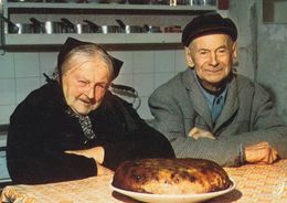 Cpm 10x15. PRESTIGE .BRETAGNE . 39-P52 . Couple De Vieux Bretons à Table Devant Un Gâteau - Fotografía