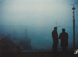 Cpm 10x15. PRESTIGE .BRETAGNE . 39-P53 . Sur Les Quais, Deux Hommes Dans La Brume Marine - Photographs